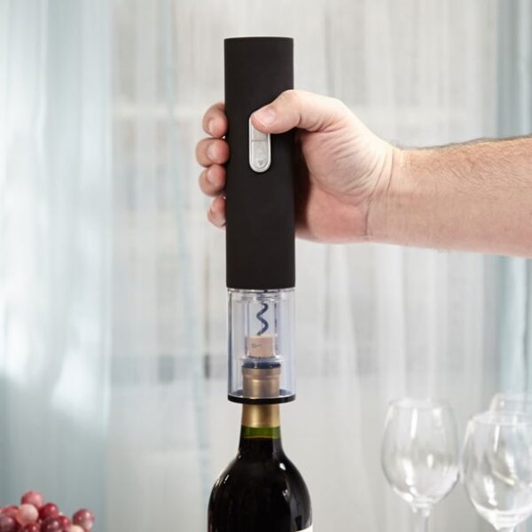 Električni otvarač vina u crnoj boji.