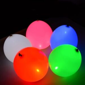 Baloni sa LED svetlom u više boja.